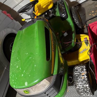 John Deere LA115 Lawn Tractor