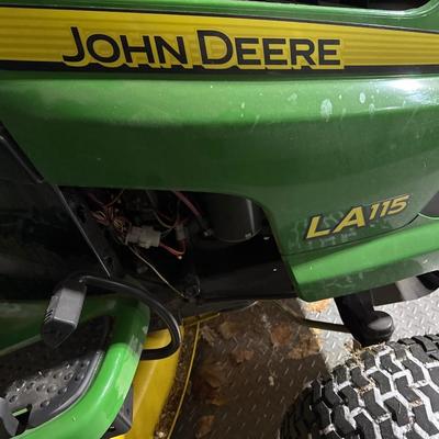 John Deere LA115 Lawn Tractor