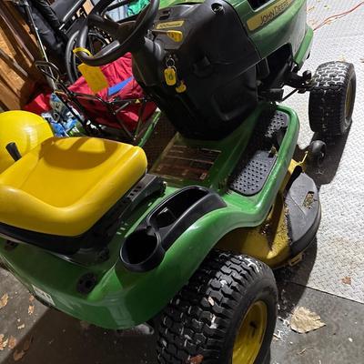 John Deere LA115 Lawn Tractor
