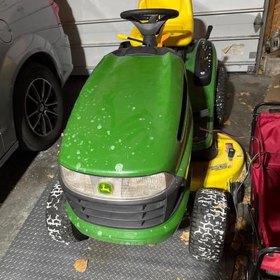 John Deere LA115 Lawn Tractor