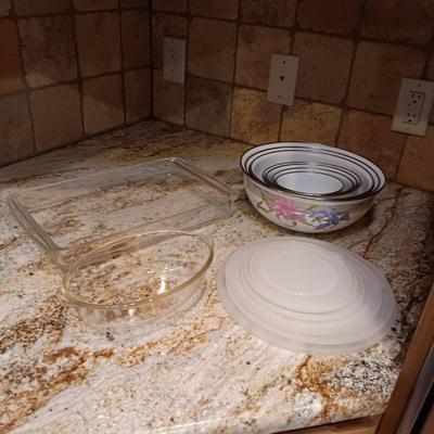 METAL NESTING BOWLS W/LIDS AND 2 GLASS BAKING DISHES
