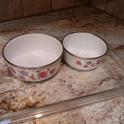 METAL NESTING BOWLS W/LIDS AND 2 GLASS BAKING DISHES
