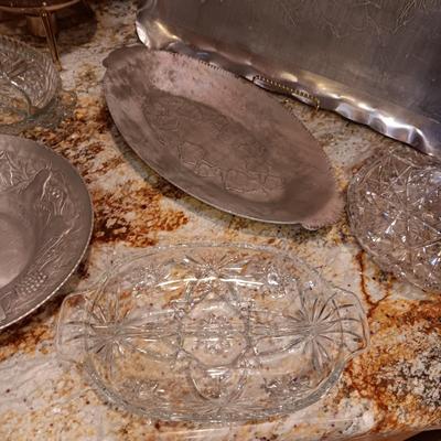 HAMMERED ALUMINUM AND GLASS SERVING PIECES