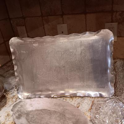 HAMMERED ALUMINUM AND GLASS SERVING PIECES