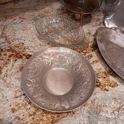 HAMMERED ALUMINUM AND GLASS SERVING PIECES