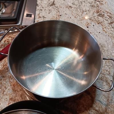 MISMATCHED COOKWARE