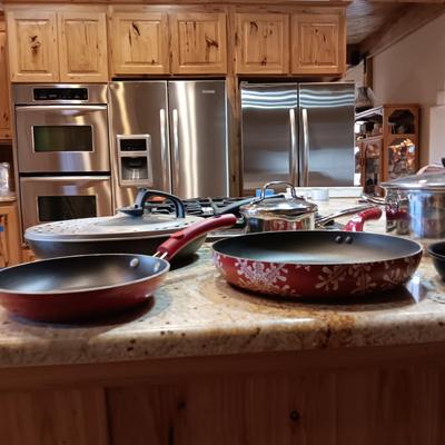 MISMATCHED COOKWARE