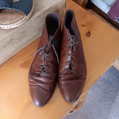 LADIES MUNRO AND BORN CASUAL SHOES SIZE 11