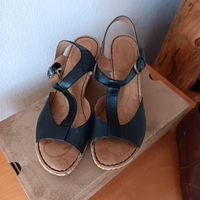 LADIES MUNRO AND BORN CASUAL SHOES SIZE 11
