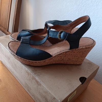 LADIES MUNRO AND BORN CASUAL SHOES SIZE 11