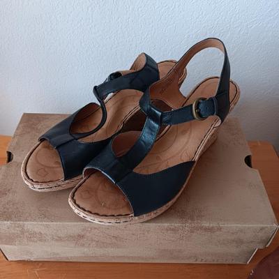 LADIES MUNRO AND BORN CASUAL SHOES SIZE 11