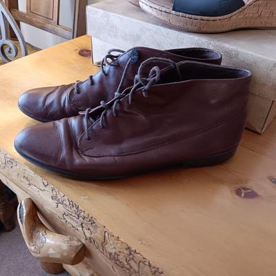 LADIES MUNRO AND BORN CASUAL SHOES SIZE 11