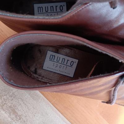 LADIES MUNRO AND BORN CASUAL SHOES SIZE 11