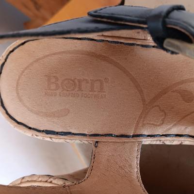 LADIES MUNRO AND BORN CASUAL SHOES SIZE 11