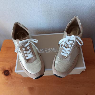 LADIES LIKE NEW MICHAEL KORS SHOES SIZE 11