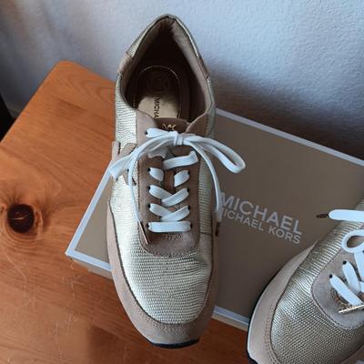 LADIES LIKE NEW MICHAEL KORS SHOES SIZE 11