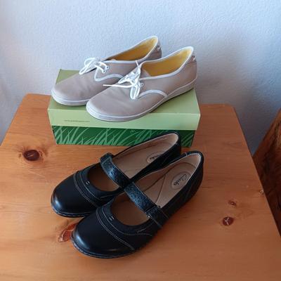 GENTLY USED LADIES GRASSHOPPERS & CLARKS CASUAL SHOES