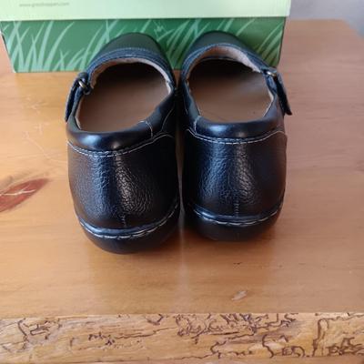 GENTLY USED LADIES GRASSHOPPERS & CLARKS CASUAL SHOES
