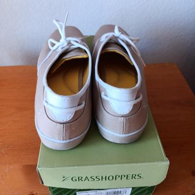 GENTLY USED LADIES GRASSHOPPERS & CLARKS CASUAL SHOES