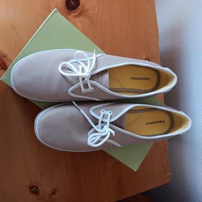 GENTLY USED LADIES GRASSHOPPERS & CLARKS CASUAL SHOES