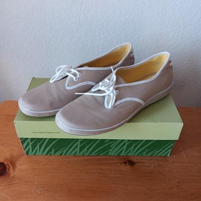 GENTLY USED LADIES GRASSHOPPERS & CLARKS CASUAL SHOES