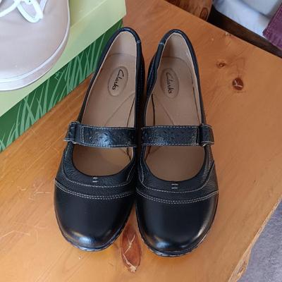 GENTLY USED LADIES GRASSHOPPERS & CLARKS CASUAL SHOES