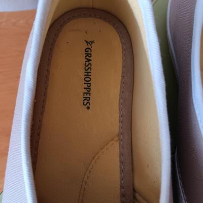GENTLY USED LADIES GRASSHOPPERS & CLARKS CASUAL SHOES