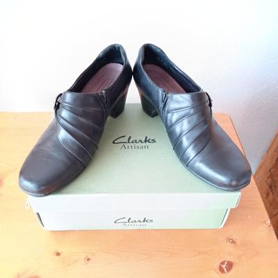 LADIES CLARKS SHOES SIZE 11