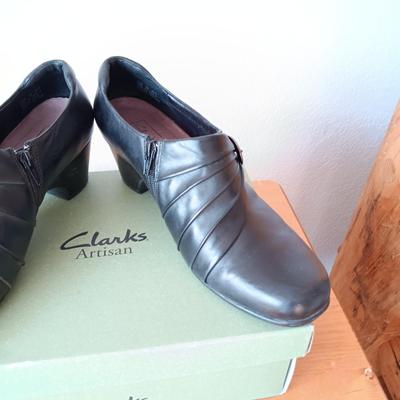 LADIES CLARKS SHOES SIZE 11