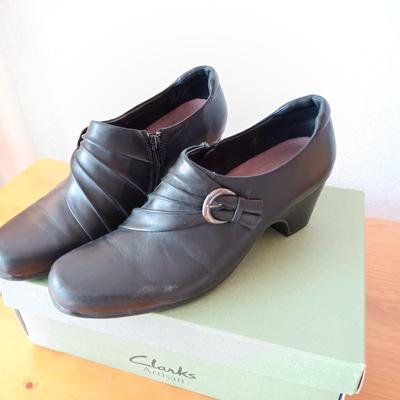 LADIES CLARKS SHOES SIZE 11