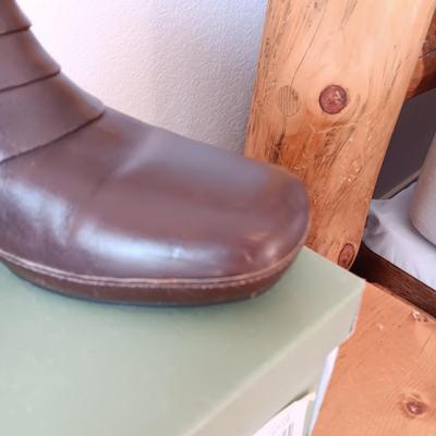 LADIES CLARKS ARTISAN BOOTS SIZE 11