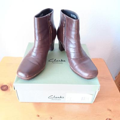 LADIES CLARKS ARTISAN BOOTS SIZE 11
