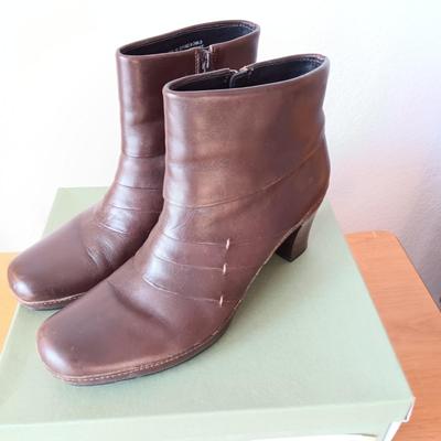LADIES CLARKS ARTISAN BOOTS SIZE 11