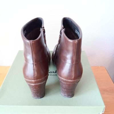 LADIES CLARKS ARTISAN BOOTS SIZE 11