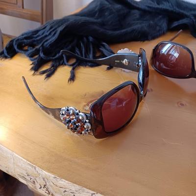 DANA BUCHMAN, STEVE MADDEN & ANOTHER PAIR OF LADIES SUNGLASSES PLUS 2 SCARVES
