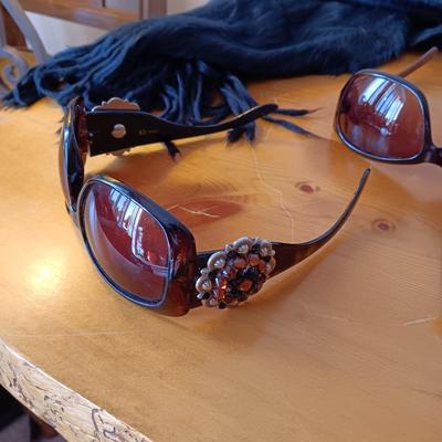 DANA BUCHMAN, STEVE MADDEN & ANOTHER PAIR OF LADIES SUNGLASSES PLUS 2 SCARVES