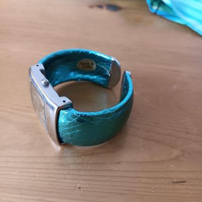 VERA BRADLEY AND 2 OTHER PAIRS OF LADIES SUNGLASSES, 2 WATCHES AND A SCARF