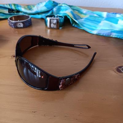 VERA BRADLEY AND 2 OTHER PAIRS OF LADIES SUNGLASSES, 2 WATCHES AND A SCARF