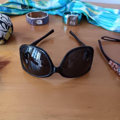 VERA BRADLEY AND 2 OTHER PAIRS OF LADIES SUNGLASSES, 2 WATCHES AND A SCARF