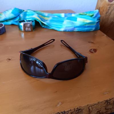 VERA BRADLEY AND 2 OTHER PAIRS OF LADIES SUNGLASSES, 2 WATCHES AND A SCARF