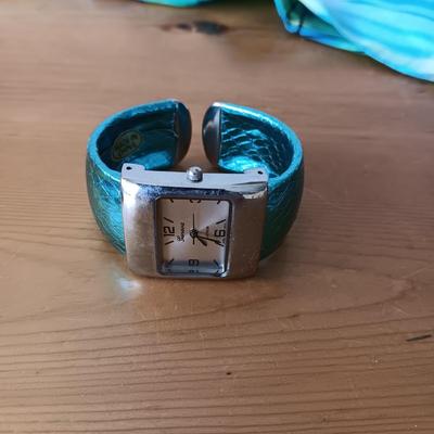 VERA BRADLEY AND 2 OTHER PAIRS OF LADIES SUNGLASSES, 2 WATCHES AND A SCARF