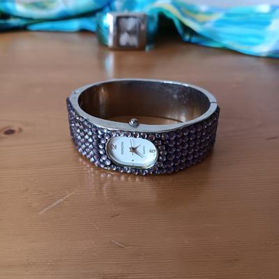 VERA BRADLEY AND 2 OTHER PAIRS OF LADIES SUNGLASSES, 2 WATCHES AND A SCARF