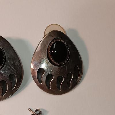 STERLING SILVER NATIVE AMERICAN BEAR PAW AND FEATHER STYLE EARRINGS