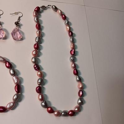 MATCHING BEADED NECKLACE AND BRACELET PLUS GLASS BEAD EARRINGS