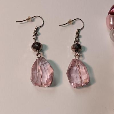 MATCHING BEADED NECKLACE AND BRACELET PLUS GLASS BEAD EARRINGS