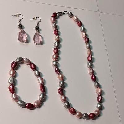 MATCHING BEADED NECKLACE AND BRACELET PLUS GLASS BEAD EARRINGS
