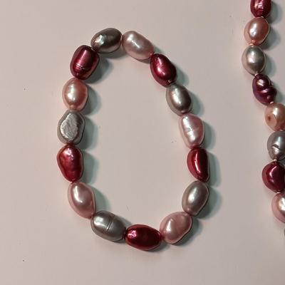 MATCHING BEADED NECKLACE AND BRACELET PLUS GLASS BEAD EARRINGS