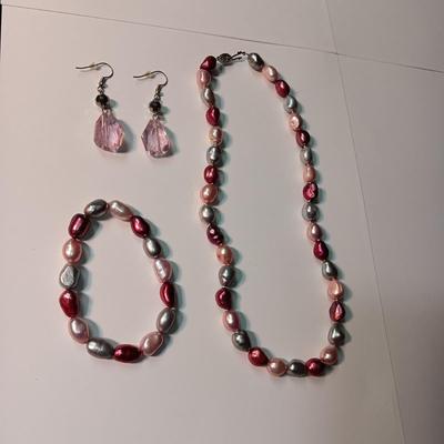 MATCHING BEADED NECKLACE AND BRACELET PLUS GLASS BEAD EARRINGS