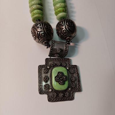 GREEN DISC SHAPED STONE NECKLACE WITH SILVER-TONE MEDALLION