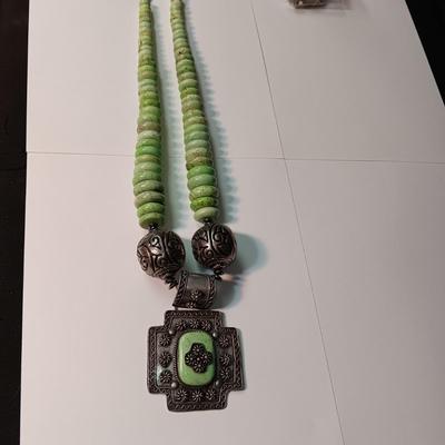 GREEN DISC SHAPED STONE NECKLACE WITH SILVER-TONE MEDALLION